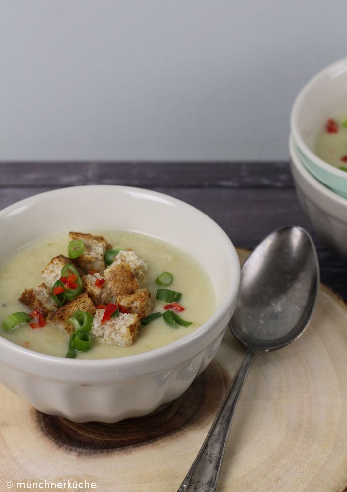 Rezeptbild: Wirsingsuppe mit Parmesan und Chili
