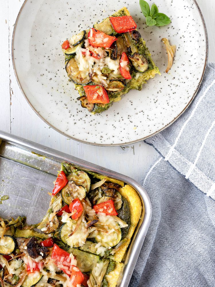 Rezeptbild: Polentagratin mit Pesto und Sommergemüse