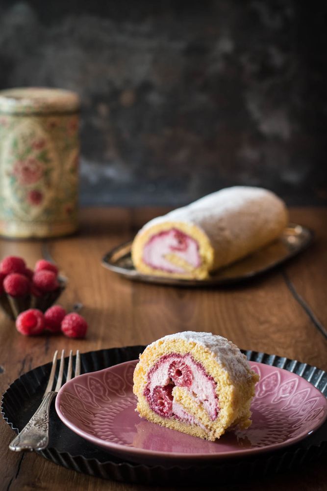 Rezeptbild: Himbeer-Biskuitrolle mit cremiger Mascarponefüllung
