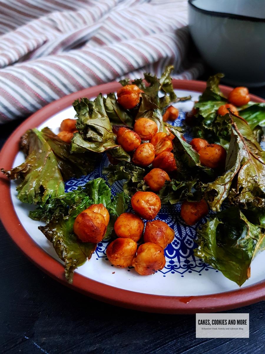 Rezeptbild: Federkohlchips mit gerösteten Kichererbsen