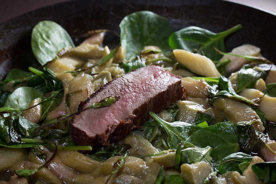 Rezeptbild: Rhabarbergemüse mit Spinat, Bärlauchknospe und Rotwild