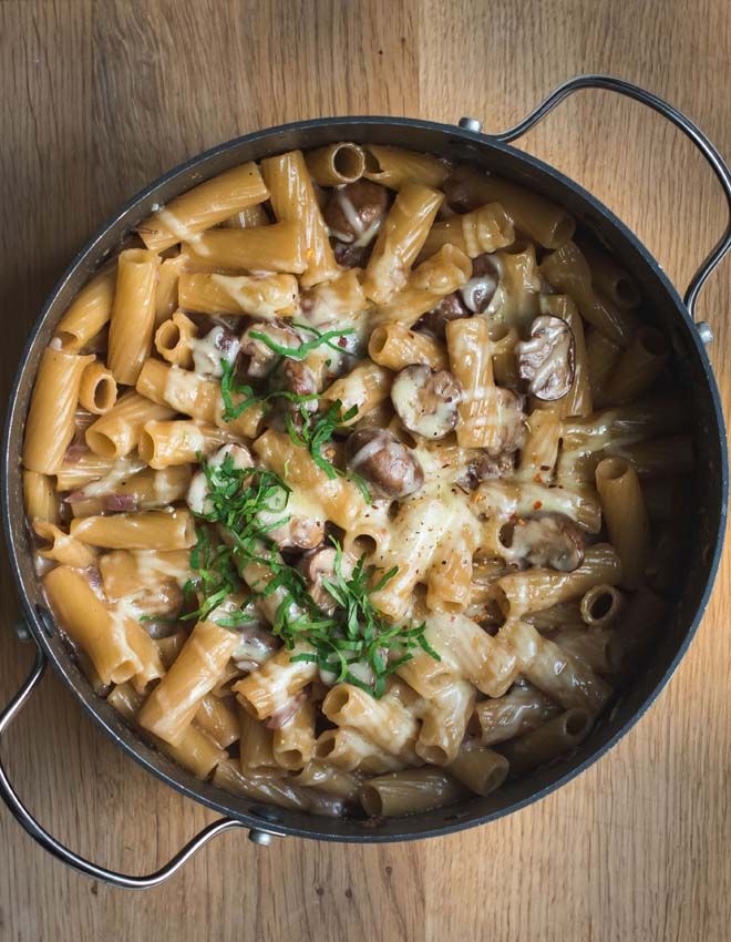 Rezeptbild: Cremige One Pot Pasta mit Pilzen und karamellisierten Zwiebeln