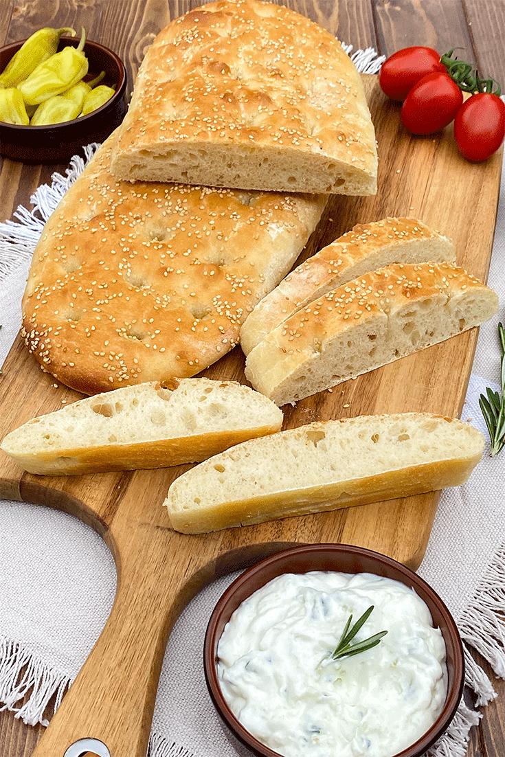 Rezeptbild: Lagana – Griechisches Fladenbrot mit Sesam