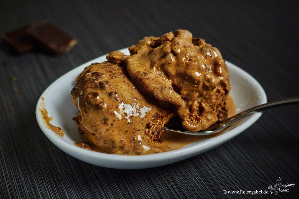Rezeptbild: Schokoladeneis mit Browniestückchen