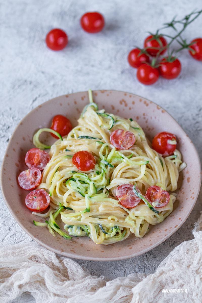 Rezeptbild: Kinderrezept mit Pasta und Zucchini-Spaghetti in Frischkäsesoße