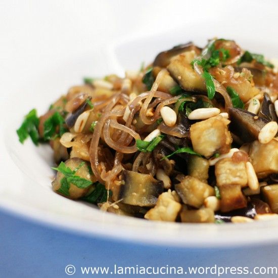 Rezeptbild: Auberginen mit Zwiebeln und Pinienkernen