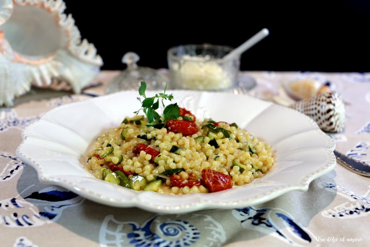 Rezeptbild: Fregola con zucchini e pomodorini confit