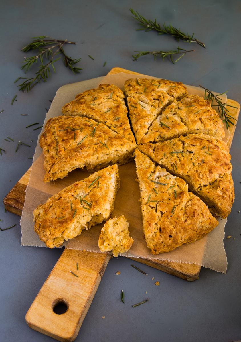 Rezeptbild: Herzhafte mediterrane Scones mit Rosmarin, Chili und Paprika