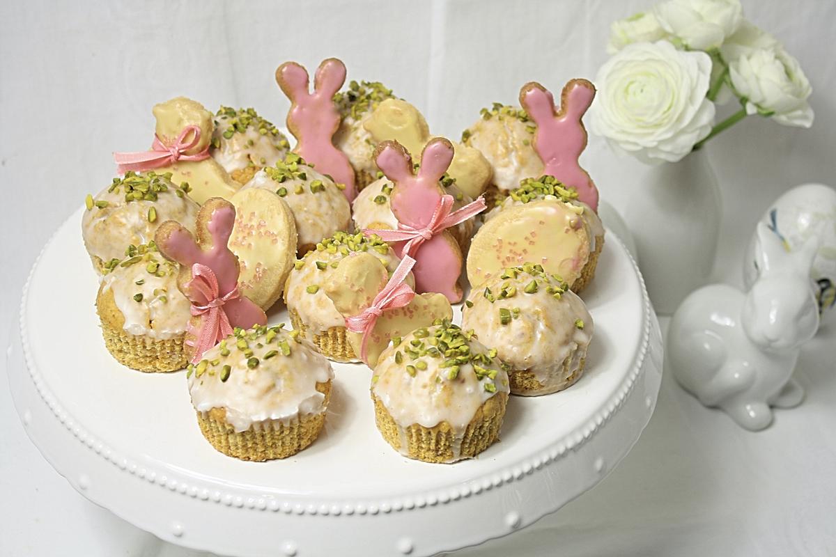 Rezeptbild: Rüblimuffins mit Zitronenguss und Pistazien