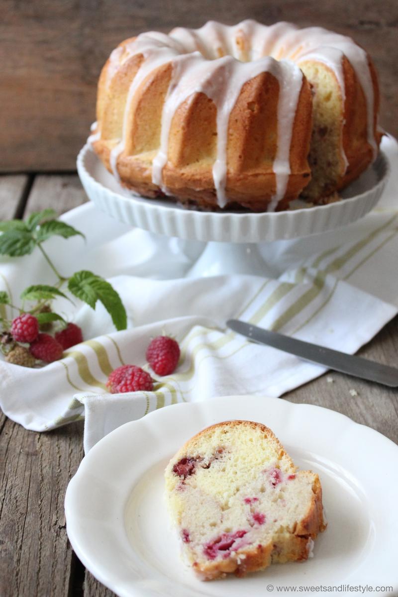 Rezeptbild: Gugelhupf mit Himbeeren und Zuckerguss 