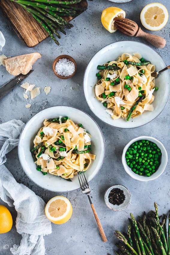 Rezeptbild: Fettuccine mit grünem Spargel, Erbsen und Burrata