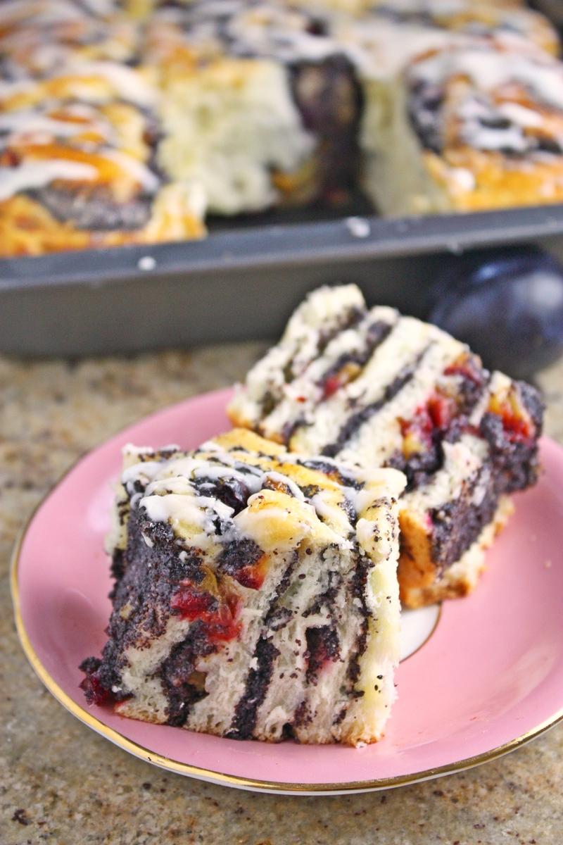 Rezeptbild: Mohn Marzipan Schnecken mit Zwetschgen