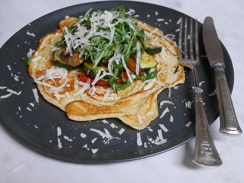 Rezeptbild: Pfannkuchen Grundrezept mit mediterranem Schmor-Gemüse