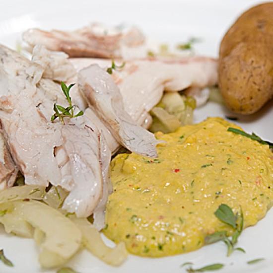 Rezeptbild: Wolfsbarsch in Salzkruste mit gelber Mojo, Fenchelgemüse und Salzkrustenkartoffeln