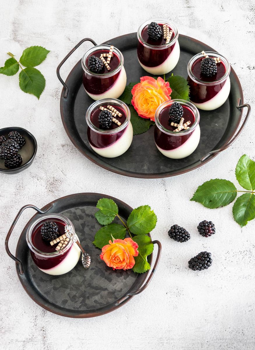 Rezeptbild: Panna Cotta mit Brombeeren