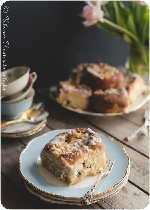 Rezeptbild: Rhabarber-Puddingstreuselschnecken