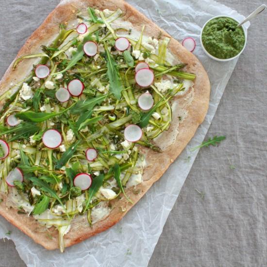 Rezeptbild: Frühlingshafter Flammkuchen mit grünem Spargel