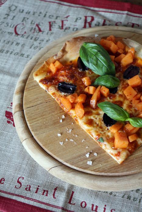 Rezeptbild: Pizza mit Oliven, Basilikum und Melonen-Salsa