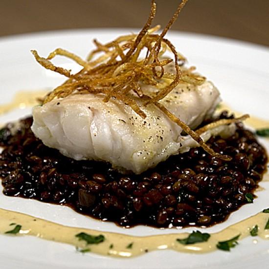 Rezeptbild: Gebratenes Kabeljaufilet auf Essiglinsen und weißem Balsamicoschaum