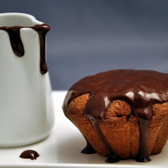 Rezeptbild: Leichtes Walnussküchlein mit Valrhona Schokolade