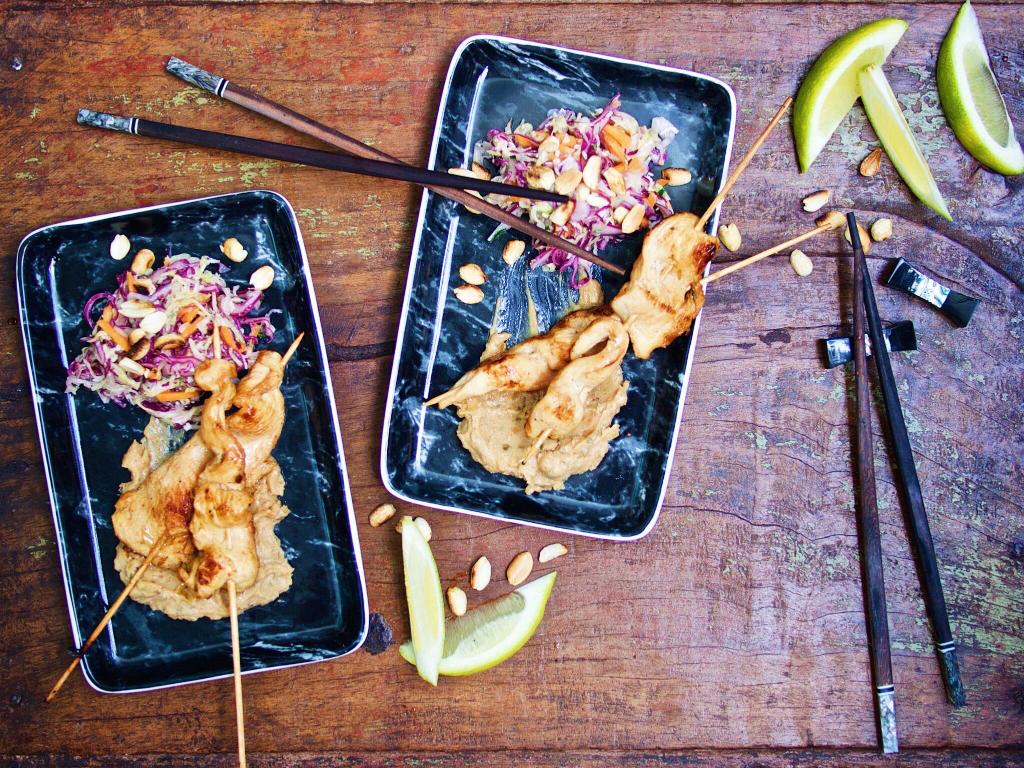 Rezeptbild: Saté-Spieße mit Erdnusssauce und Asia-Coleslaw