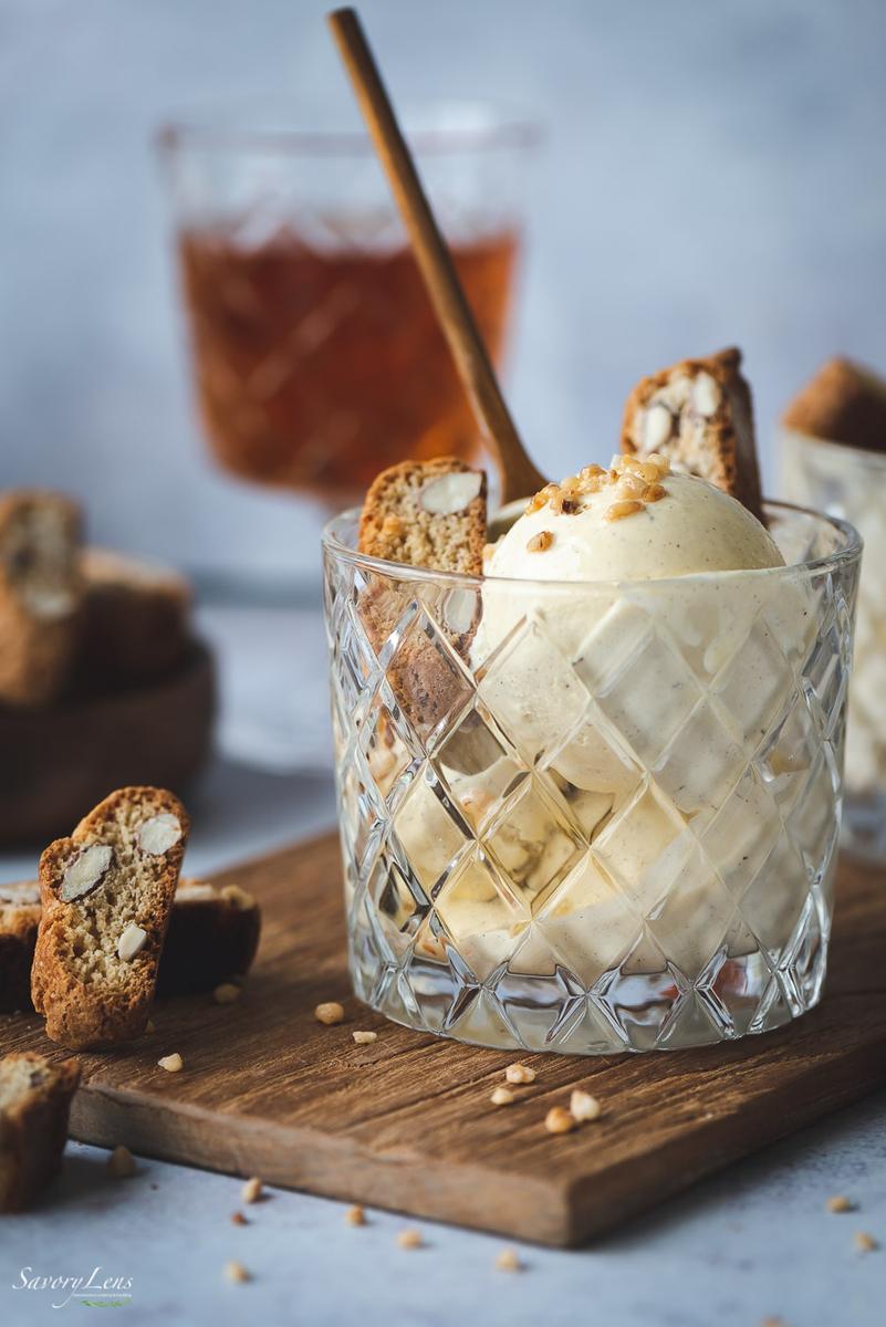 Rezeptbild: Vin Santo Eis mit Mandelkrokant und selbstgemachten Cantuccini