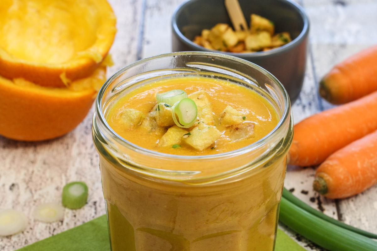Rezeptbild: Veganes Orangen-Karottensüppchen mit vielen Extras