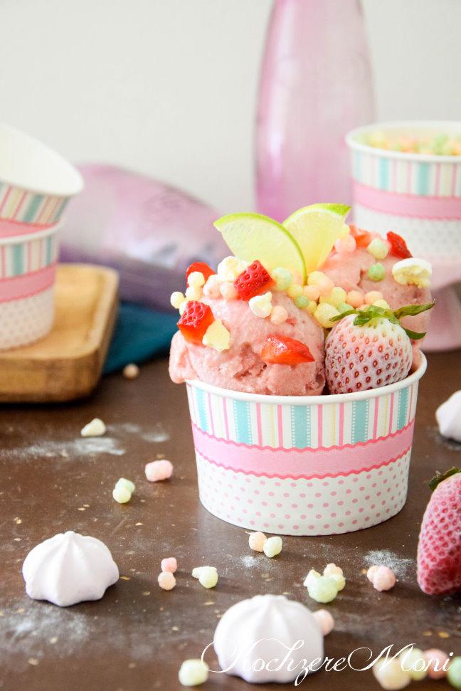 Rezeptbild: Erdbeer Nicecream mit bunten Puffreiskügelchen