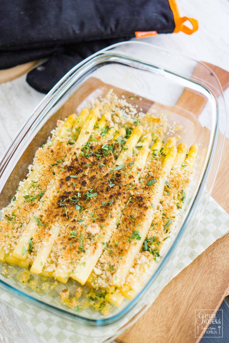 Rezeptbild: Gratinierter Spargel mit Parmesan-Haselnuss-Kruste