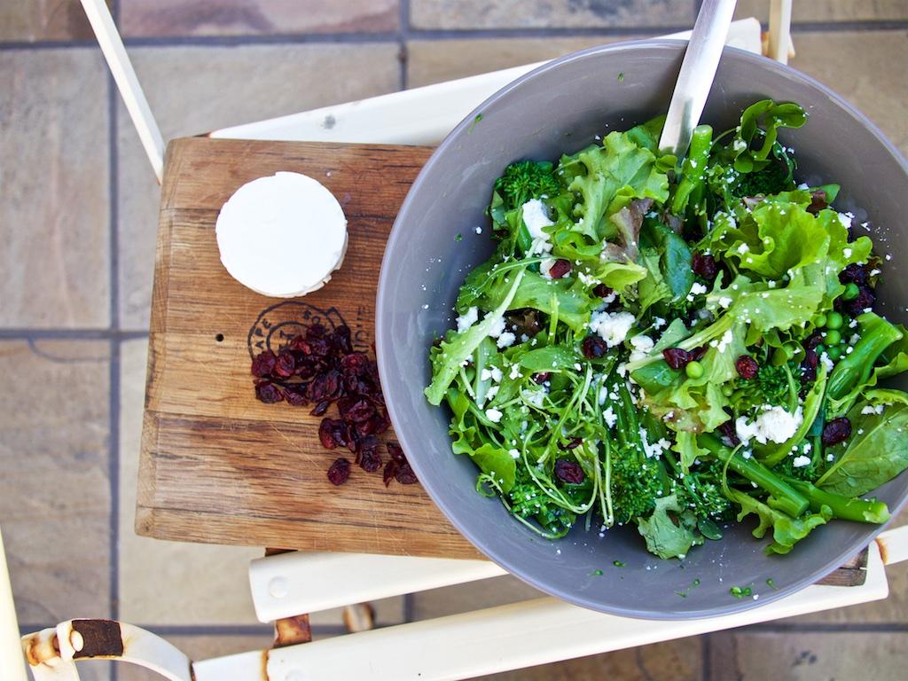 Rezeptbild: Grüner Salat mit Cranberries und Feta.