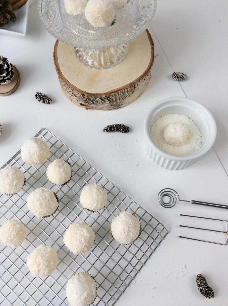 Rezeptbild: Eierlikör Kokos Pralinen