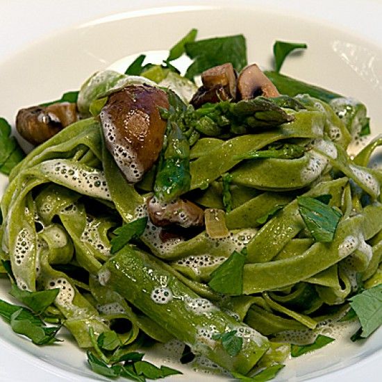 Rezeptbild: Tagliatelle mit grünem Spargel, Champignons und Parmesanschaum
