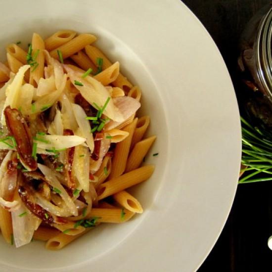Rezeptbild: Vollkornpenne mit Dattel-Zwiebel-Gemüse