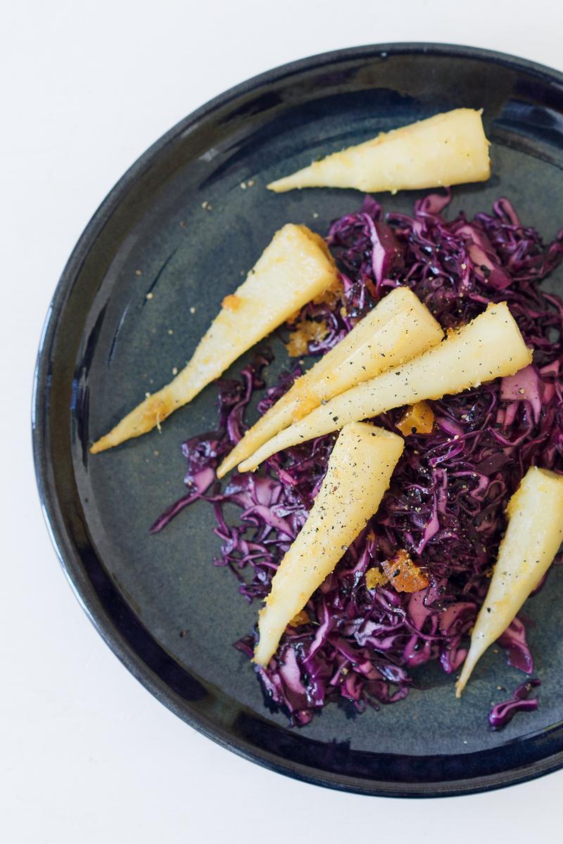 Rezeptbild: Rotkohlsalat mit Mandarinen-Dressing und karamellisierten Petersilienwurzeln