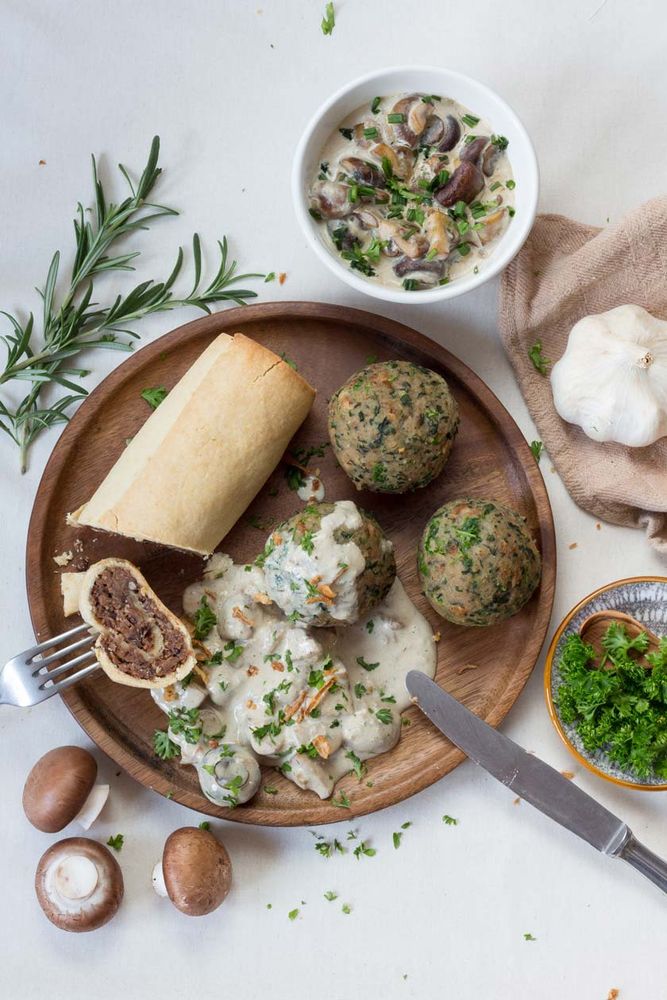 Rezeptbild: Vegane Linsenrouladen mit Spinat-Semmelknödeln in Pilzrahmsoße