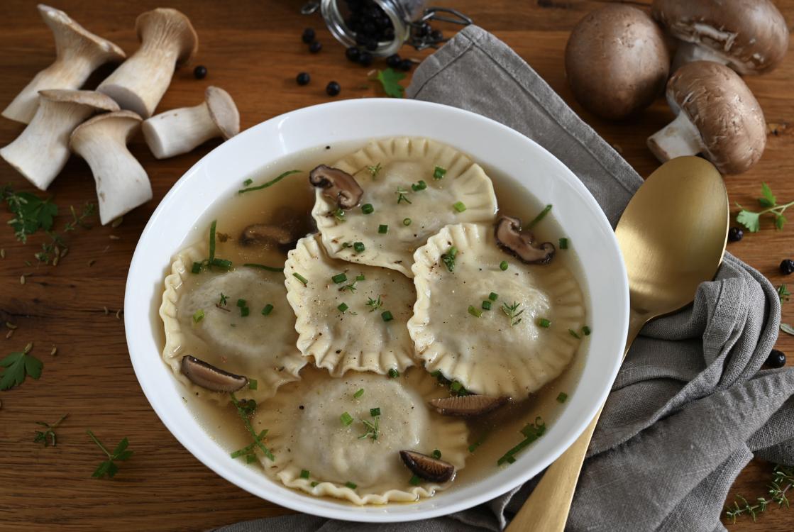 Rezeptbild: Pilz-Ravioli in einer feinen Pilz-Consommé.