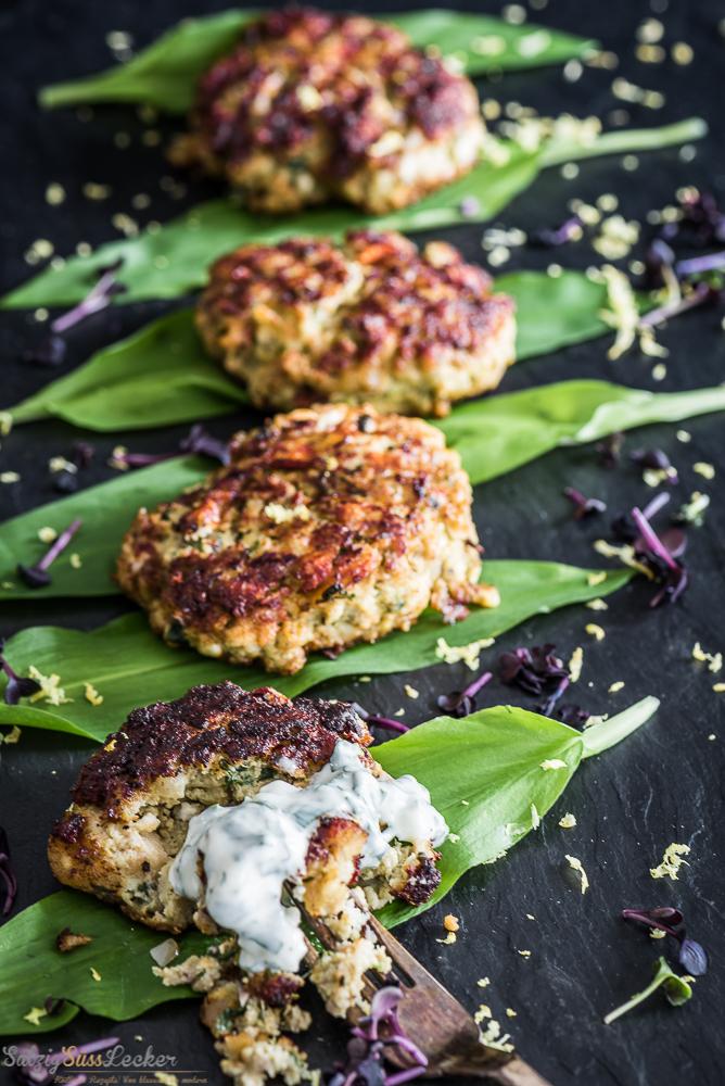 Rezeptbild: Herzhafte Bärlauch-Frikadellen mit einem Wildkräuter-Spargelsalat