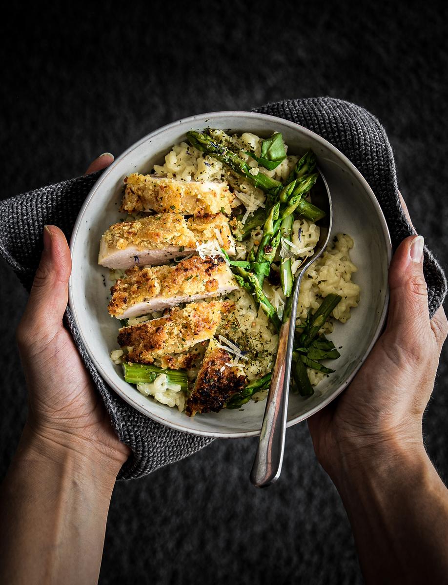 Rezeptbild: Spargelrisotto mit Parmesan Hähnchen