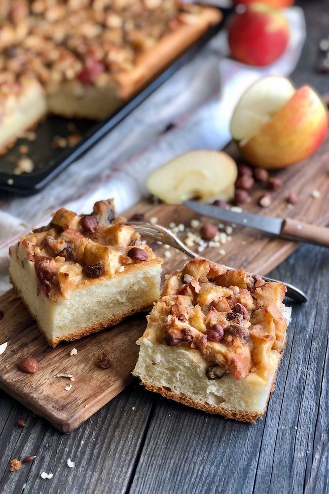 Rezeptbild: Bratapfelkuchen mit Marzipan, Sultaninen und Nüssen