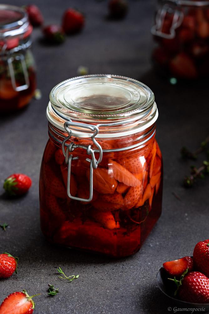 Rezeptbild: Erdbeer-Thymian-Essig