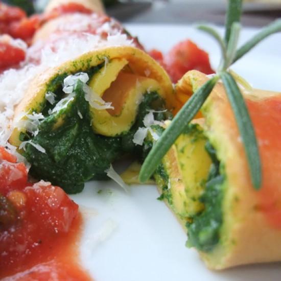 Rezeptbild: Spinatpalatschinken mit Tomatensauce