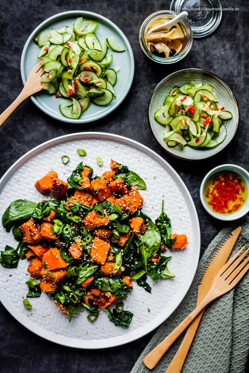 Rezeptbild: {VEGAN} GEBRATENE SÜSSKARTOFFELN MIT SESAM- SPINAT UND ASIA- GURKENSALAT