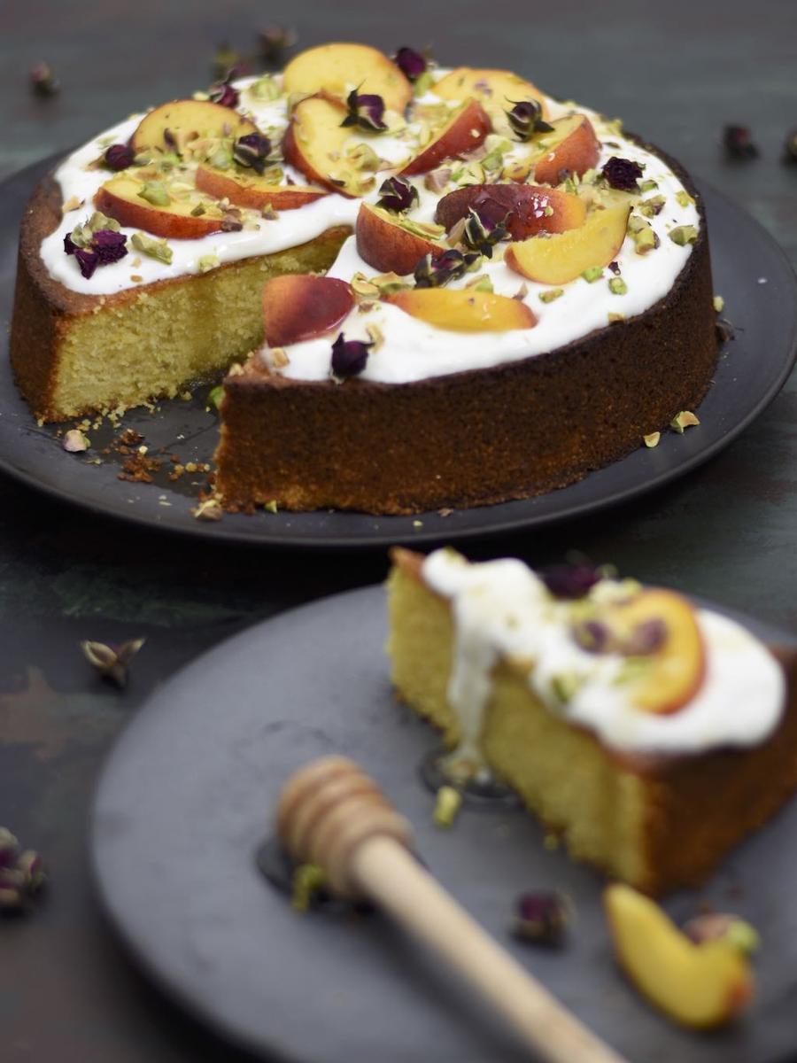 Rezeptbild: PFIRSICHKUCHEN MIT POLENTA & PISTAZIEN