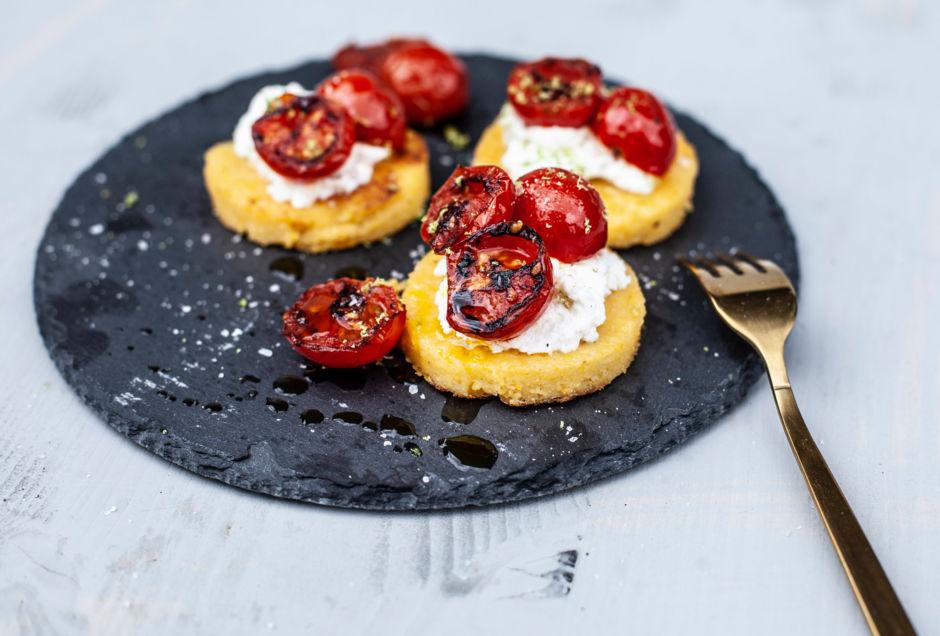 Rezeptbild: Polenta-Grilltaler mit Ricotta und Tomaten