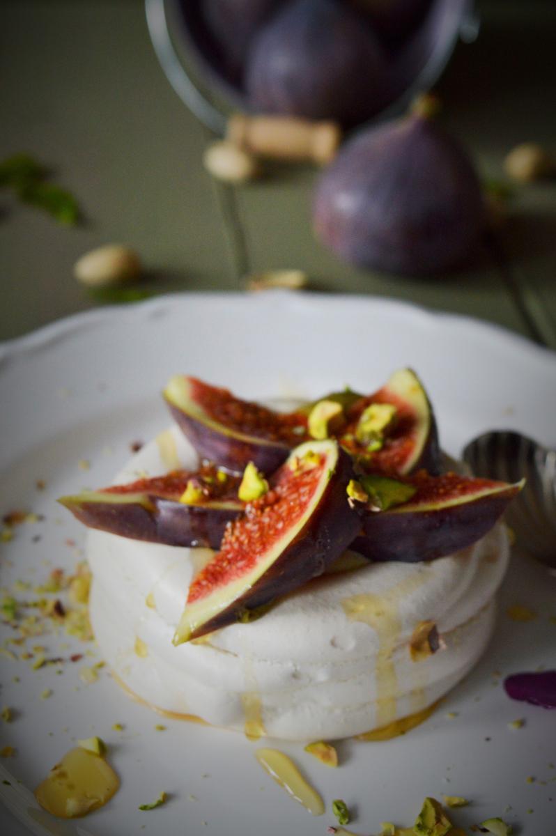 Rezeptbild: Mini-Pavlova mit Pistaziencreme und Feigen