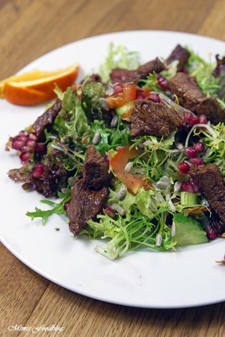 Rezeptbild: Friséesalat mit Granatapfel und Rinderstreifen