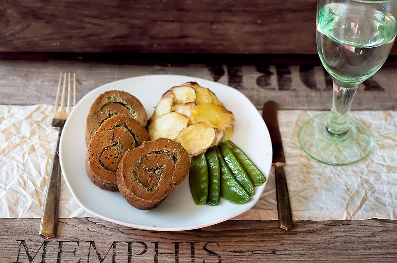 Rezeptbild: Seitanbraten gerollt mit provenzalischer Kräuterfüllung