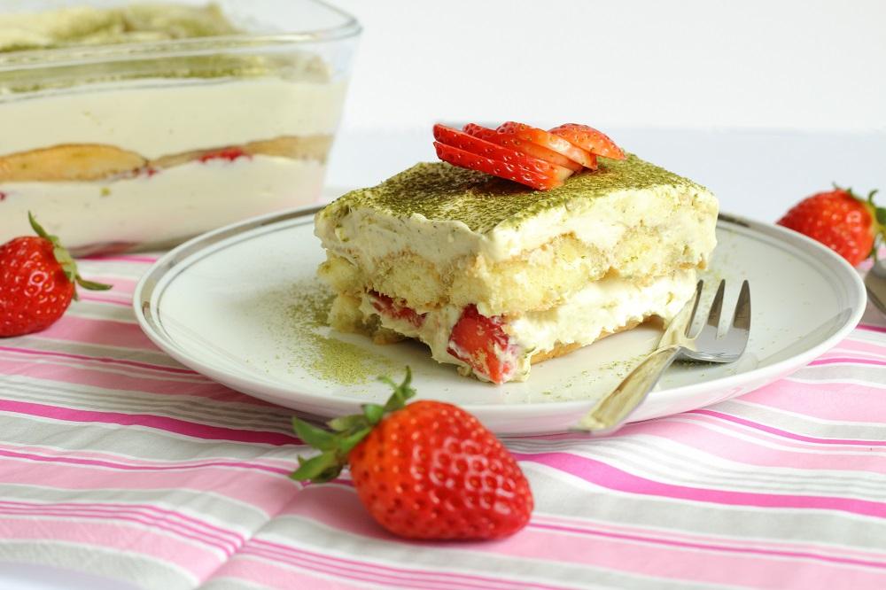 Rezeptbild: Matchamisu mit Erdbeeren