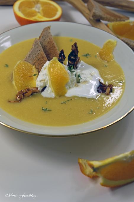 Rezeptbild: Fruchtiges Orangen-Kürbis Süppchen mit karamellisierten Mandelstiften und Thymian