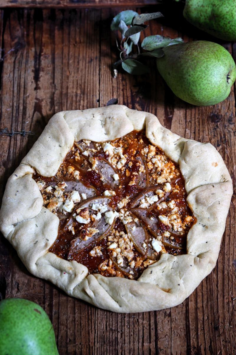 Rezeptbild: GALETTE MIT BIRNEN UND TOMATEN-CHUTNEY